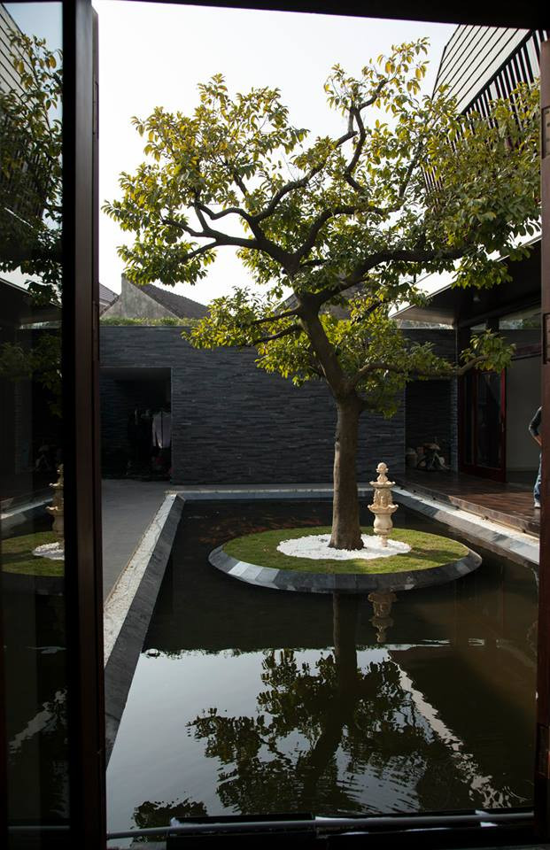 Tiểu cảnh sân vườn có cây và nước tựa chốn bồng lai tiên cảnh.