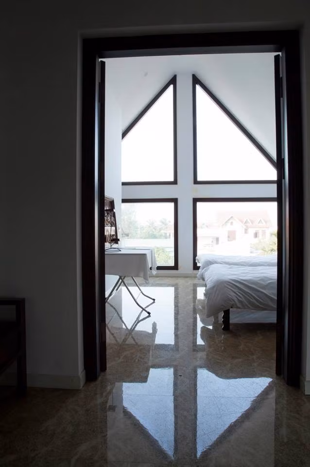 Các phòng ngủ trong biệt thự 2 tầng thiết kế trang nhã, thanh thoát với sắc trắng chủ đạo.