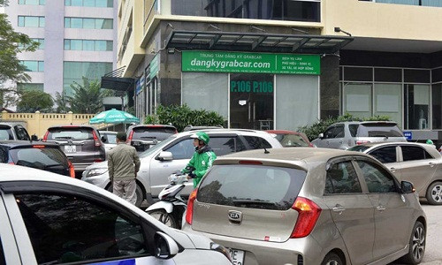 Rất đông đối tác đã tập trung trước cửa tòa nhà Kim Ánh, nơi có văn phòng tại Hà Nội của Grab, để tiếp tục phản đối việc Grab đơn phương tăng chiết khấu. Ảnh: Việt Hùng.