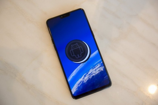 Oppo R15 hoạt động trên hệ điều hành ColorOS 5.0 dựa trên phiên bản Android 8.1 Oreo mới nhất. ColorOS 5.0 được cá nhân hóa mạnh mẽ và mang hơi hướng giao diện người dùng của iOS.