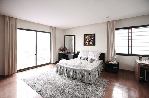 Phòng ngủ trên tầng 2 ngập ánh sáng.