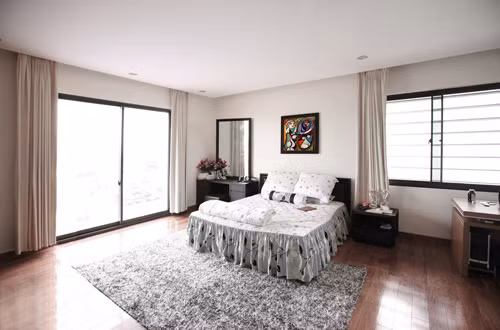 Phòng ngủ trên tầng 2 ngập ánh sáng.