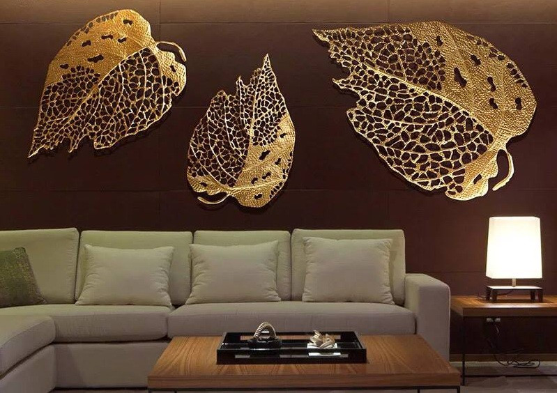 Sau đó chiếc lá sẽ được chuyển sang gắn cuống kim loại. Bước cuối cùng là chuyển sang công đoạn mạ vàng. Ảnh: FB Hakota Home.