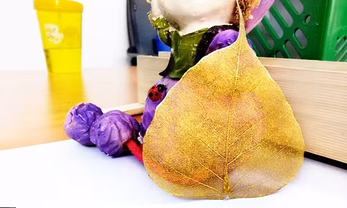 Một số người bán cho biết, trong tháng cô hồn, lá bồ đề mạ vàng khá hút khách vì mọi người quan niệm để nó trong nhà sẽ xua tan vận đen, tránh những xui xẻo đến với gia đình. Ảnh: Aumygold.