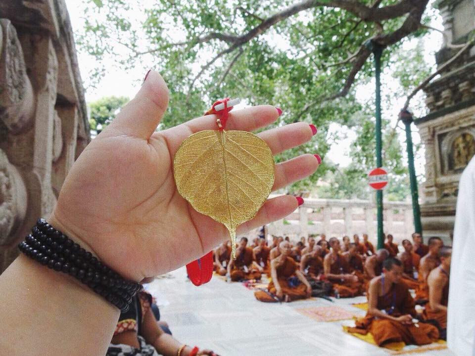 Mỗi chiếc lá dát vàng như thế này được rao bán từ 220.000 - 500.000 đồng/lá, tùy loại. Ảnh: FB Đinh Sơn.