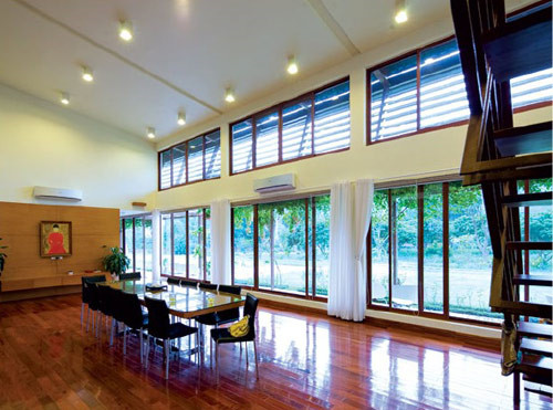 Phòng ăn rộng có tầm nhìn ra sân vườn xanh mướt. Ảnh: Vietnamnet.