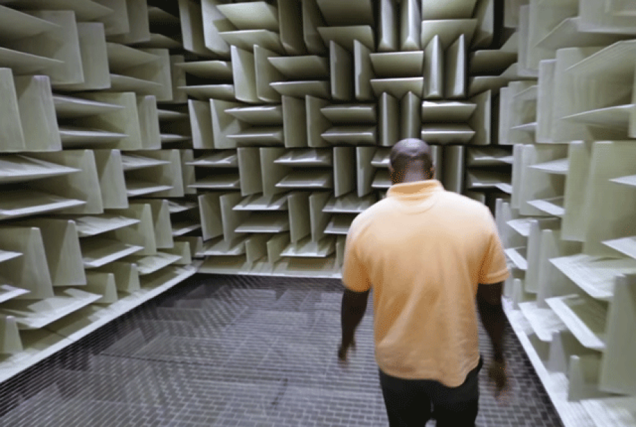 Phòng được Microsoft sử dụng để kiểm tra các thiết bị chuyển mạch và chức năng của nhiều loại sản phẩm, như bàn phím và máy tính. Ảnh: Mental Floss.