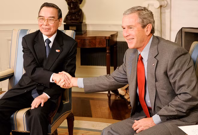 Thủ tướng Phan Văn Khải gặp gỡ Tổng thống George W. Bush tại Nhà Trắng trong chuyến thăm lịch sử đến Mỹ năm 2005. Ảnh: Getty.