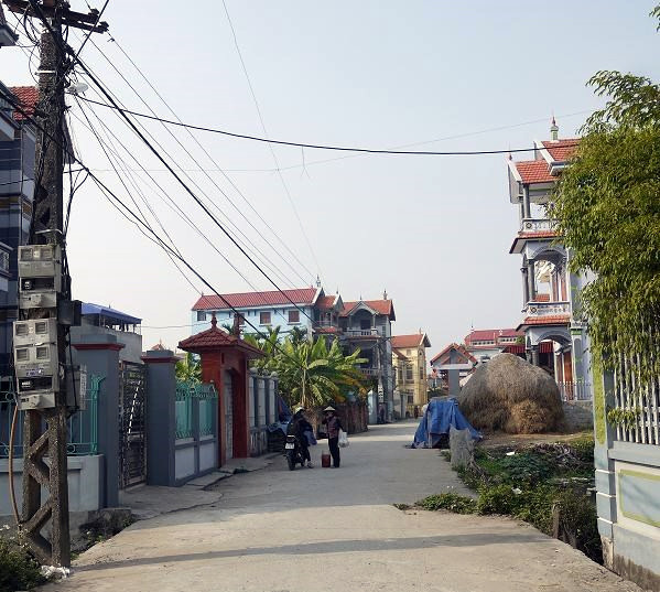 Những ngôi nhà bề thế đua nhau mọc lên tại thôn Miêng Thượng. Ảnh: Infonet.