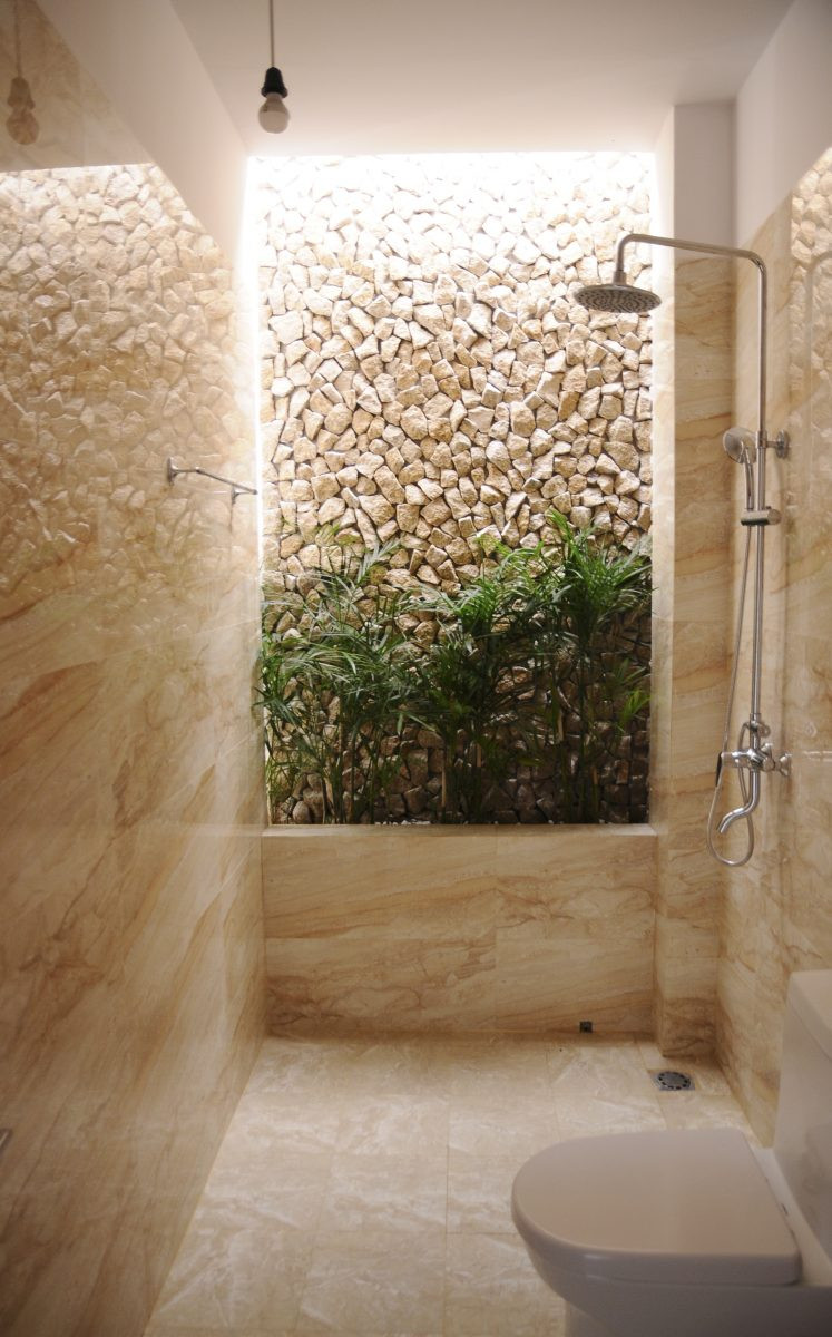 Các phòng tắm của ngôi nhà ống đều lấy được ánh sáng và thông thoáng tự nhiên. Nguồn ảnh: Phi Trường.