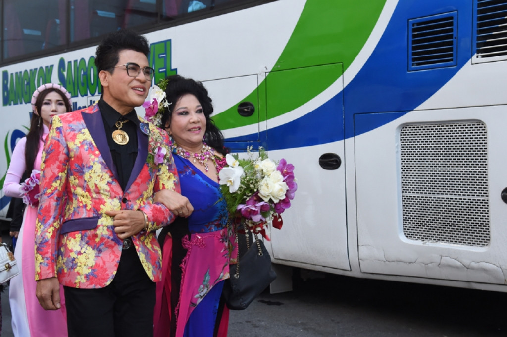 Về người vợ 9 lần cưới của mình, MC Thanh Bạch cho biết: "Thuý Nga là fan hâm mộ của tiểu thuyết Quỳnh Dao, từng trang truyện, từng tình huống nàng đều thuộc nằm lòng. Rất nhiều lần nàng ấy nằm mơ thấy cuộc tình của mình phải đẹp hơn Quỳnh Giao nàng mới chịu, và đó là lý do vì sao chúng tôi luôn có những hình thức nổi bật và ngọt ngào".