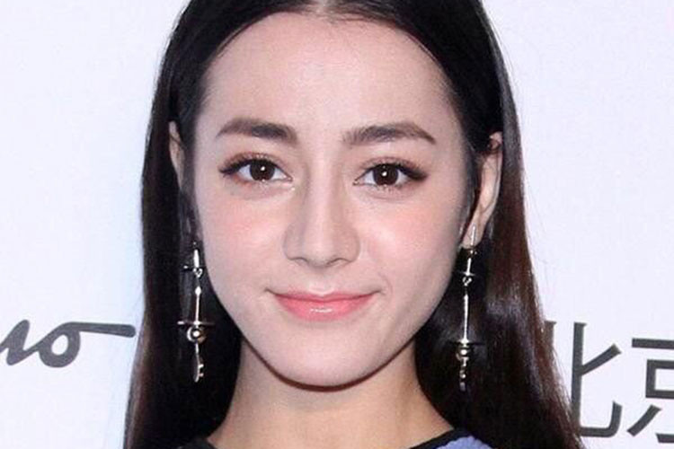 Mỹ nhân Tân Cương Địch Lệ Nhiệt Ba xứng danh không góc chết.