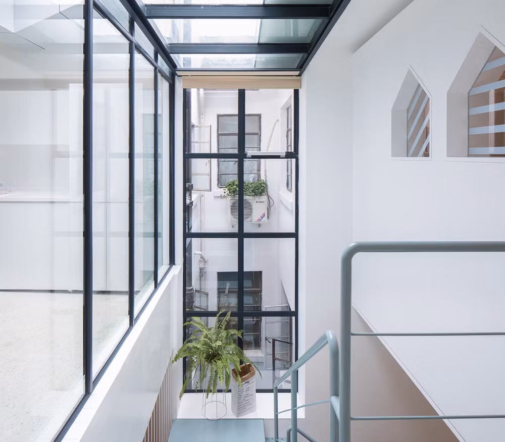 Nhờ sửa đổi cửa sổ ở khu vực trần nhà mà cầu thang luôn tràn ngập ánh sáng tự nhiên.