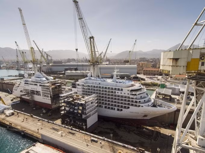 Dự án cưa đôi du thuyền độc đáo này đến từ Hãng lữ hành Silversea Cruises có trụ sở tại Monaco.