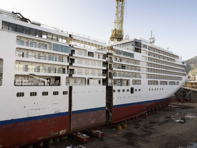 Đây cũng là du thuyền hạng sang đầu tiên trên thế giới được cưa đôi.