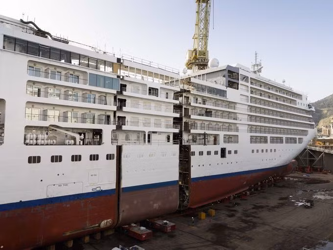 Đây cũng là du thuyền hạng sang đầu tiên trên thế giới được cưa đôi.