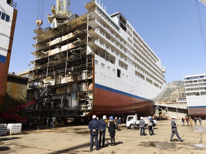 Hiện tại, chiếc du thuyền đang được công nhân ghép đoạn nối rộng 15 mét.
