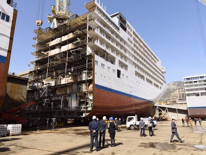 Hiện tại, chiếc du thuyền đang được công nhân ghép đoạn nối rộng 15 mét.