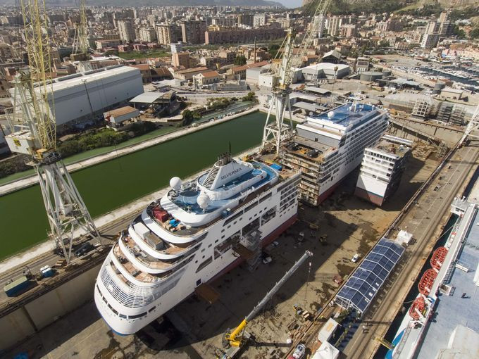 Khi hoàn thiện, chiếc du thuyền kỳ công ngốn khoảng 110.000m dây cáp, 846 tấn thép và 8.000m đường ống, với kinh phí gần 100 triệu USD.