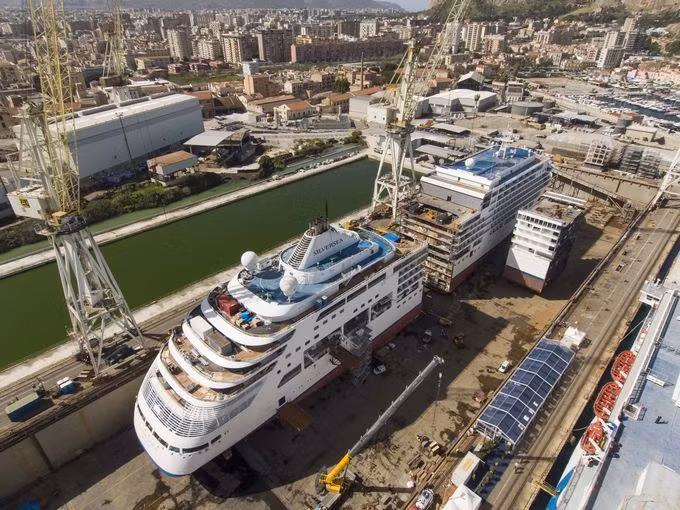 Khi hoàn thiện, chiếc du thuyền kỳ công ngốn khoảng 110.000m dây cáp, 846 tấn thép và 8.000m đường ống, với kinh phí gần 100 triệu USD.