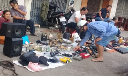 Đủ loại hàng hóa được bày bán trên vỉa hè.