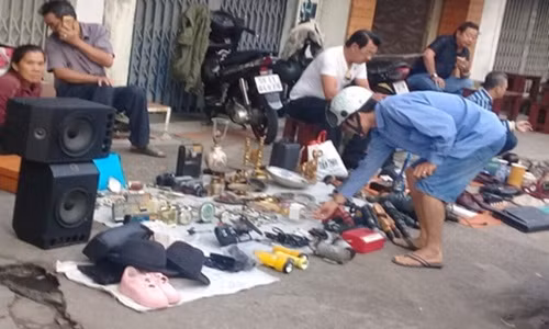 Đủ loại hàng hóa được bày bán trên vỉa hè.