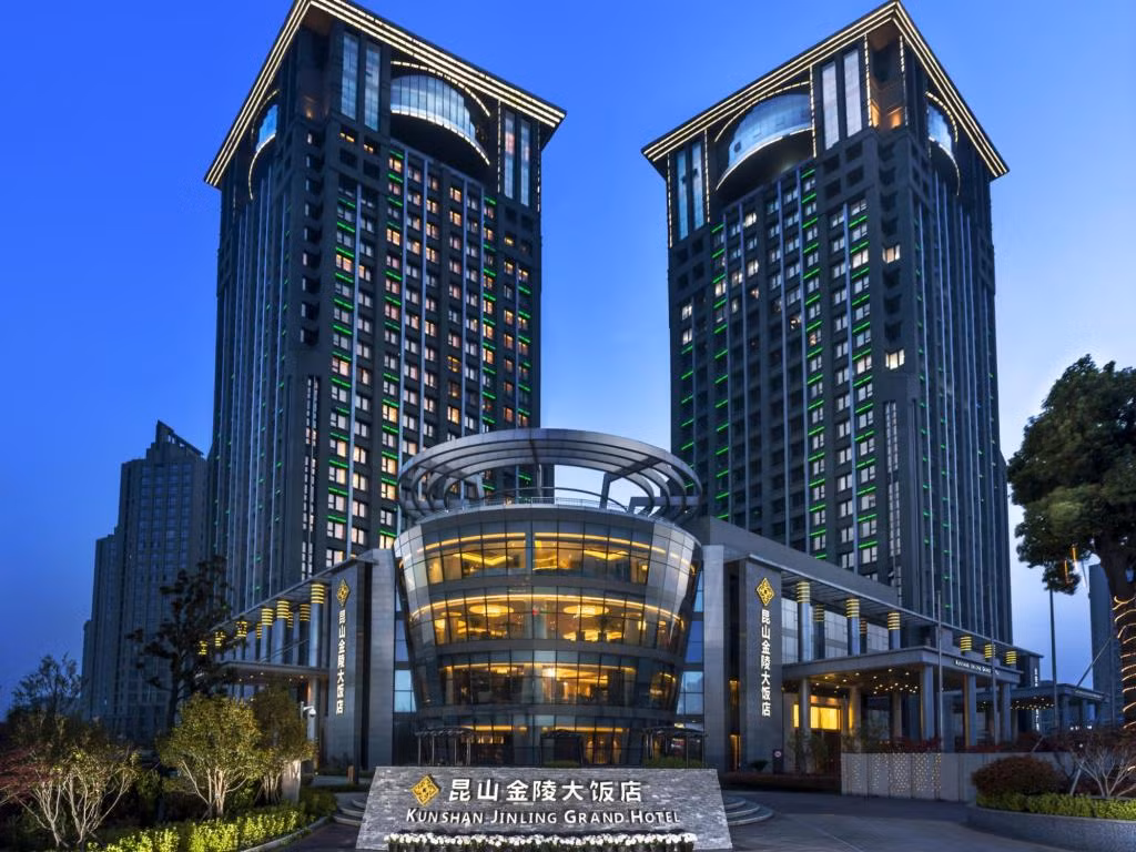 Khách sạn Kunshan Jinling Grand Hotel có 2 tòa tháp đối xứng nhau. Ảnh: Agoda.