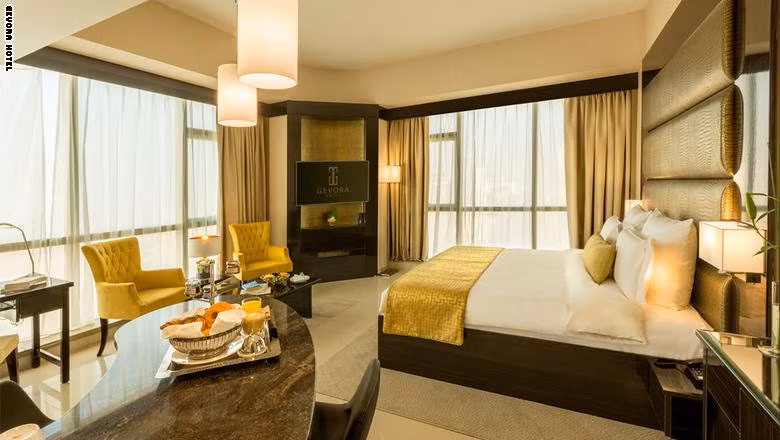 Giá thấp nhất cho một phòng trong khách sạn cao nhất thế giới là 163 USD/đêm (tương đương 3,7 triệu đồng). Nguồn ảnh: CNN.