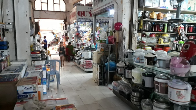 Bị nhóm phụ nữ quấy rối, đa số tiểu thương ở nhà 1, tầng 1, chợ Đông Hà đều buôn bán ế ẩm và tỏ ra bức xúc. Ảnh: NV.