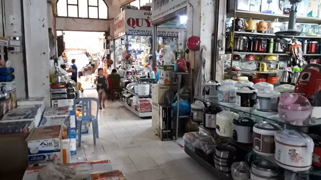 Bị nhóm phụ nữ quấy rối, đa số tiểu thương ở nhà 1, tầng 1, chợ Đông Hà đều buôn bán ế ẩm và tỏ ra bức xúc. Ảnh: NV.