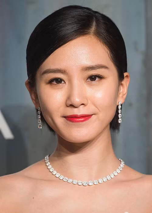 Lưu Thi Thi là một trong số ít sao Hoa ngữ dù ảnh dìm hàng đến mấy vẫn tỏa sáng nhờ làn da mịn màng cùng đường nét hài hòa.