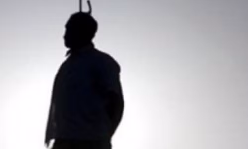 Nguyen Pho Chu tich xa chet trong tu the treo co tai nha rieng