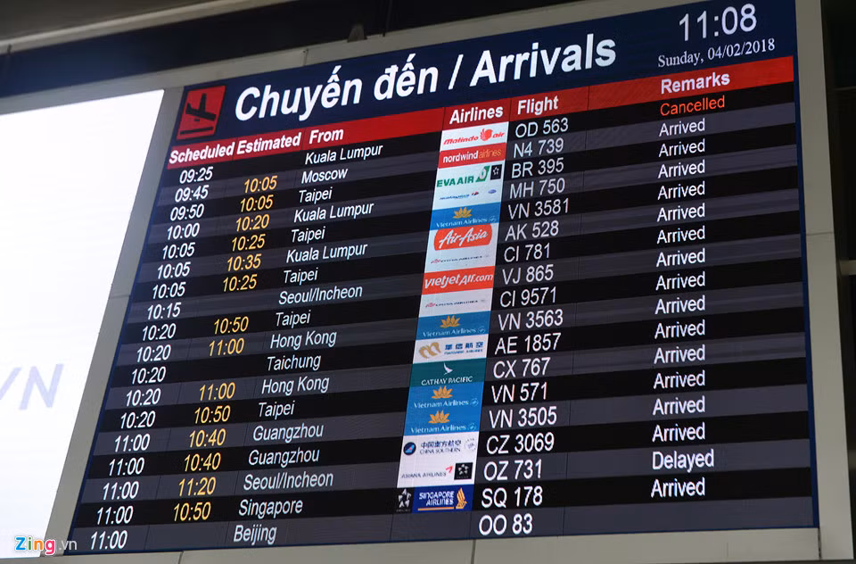 Ghi nhận trong sáng 4/2, bảng thông báo hiển thị trong khoảng hơn 1 giờ có hàng chục chuyến bay phần lớn đến ga quốc tế từ các sân bay ở châu Á.