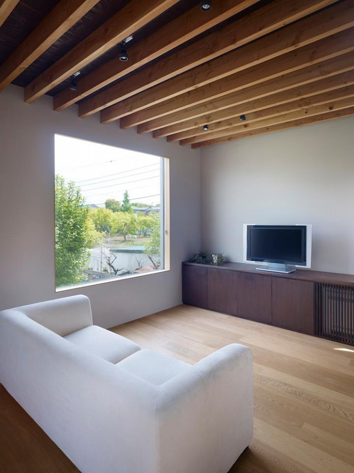 Phòng khách nhỏ, thoáng sáng bố trí trên tầng 2.