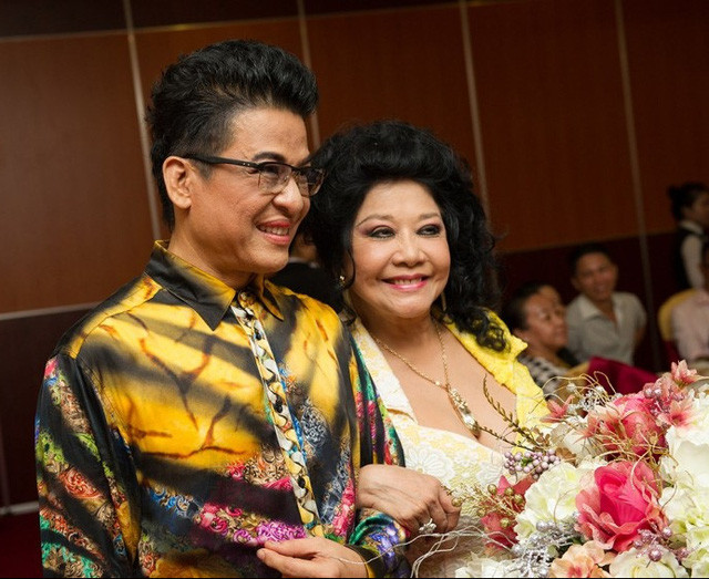 Tin này gây nhiều tranh cãi, thậm chí có người hỏi trực tiếp trước mặt MC Thanh Bạch về chuyện này, anh đáp: “Nếu yêu bà chủ Thuý Nga Paris thì tôi không dám, nhưng yêu người dám yêu mình thì... tới luôn”. Lúc này, cả hai chúng tôi đang trong hoàn cảnh trai đơn gái chiếc".