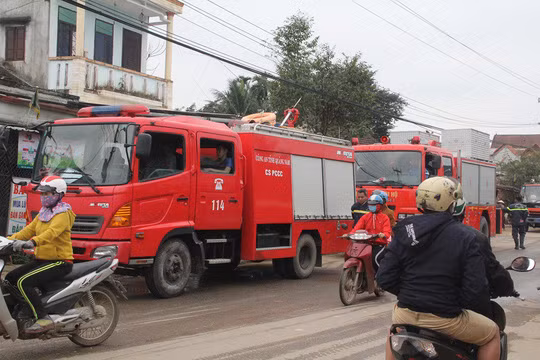 3 xe chữa cháy cùng hàng chục chiến sĩ được điều đến hiện trường dập lửa