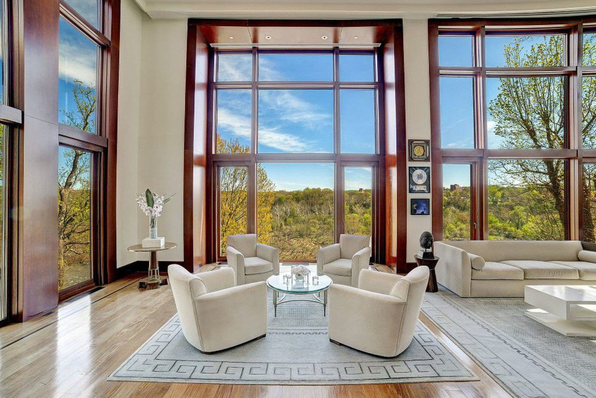 Phòng khách có tầm nhìn rộng, thoáng ra bên ngoài.