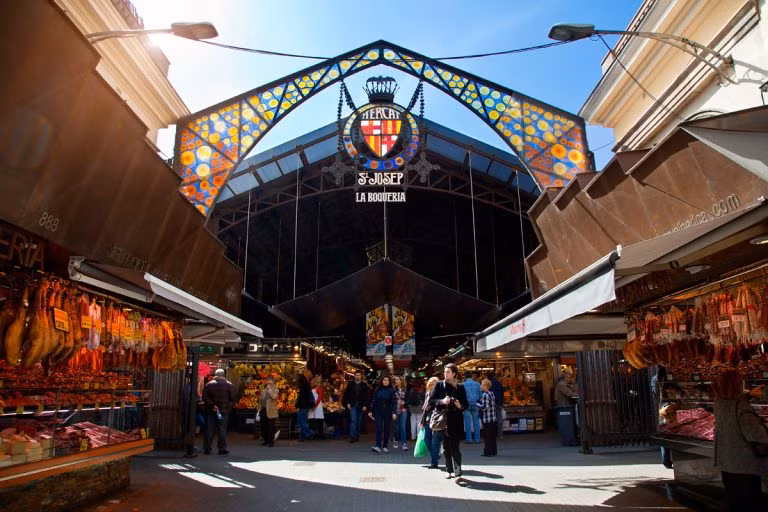 La Boqueria là khu chợ nổi tiếng nhất thành phố Barcelona (Tây Ban Nha). Chợ La Boqueria tràn ngập trái cây, hải sản tươi sống hảo hạng của địa phương như olive, hải sản, hoa quả, phô-mai…Ảnh: Bubahouse.
