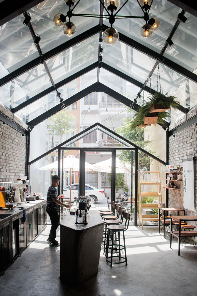 Quán cà phê được xây dựng trên diện tích 80m2 để giảm chi phí.