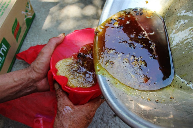 Với giá bán từ 600.000 - 800.000 đồng/lít, thợ săn mật ong rừng thu về cả triệu đồng/ngày. Ảnh: Kienthucgiadinhso28.