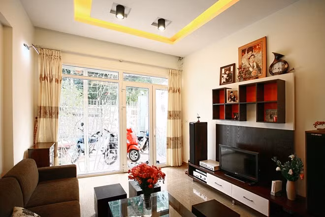 Trên diện tích đất 70m2, kiến trúc sư sử dụng 55m2 để xây nhà, còn lại 15m2 dành cho mảnh sân nhỏ phía trước tạo sự kín đáo và để xe.