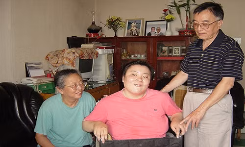 Sinh vien tai gioi bong hoa dua tre 6 tuoi bai liet, mu loa