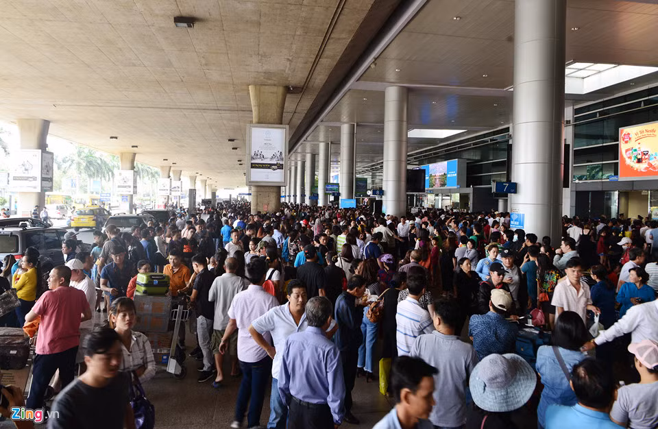 Vào gần trưa, số người đổ về ga quốc tế càng đông.