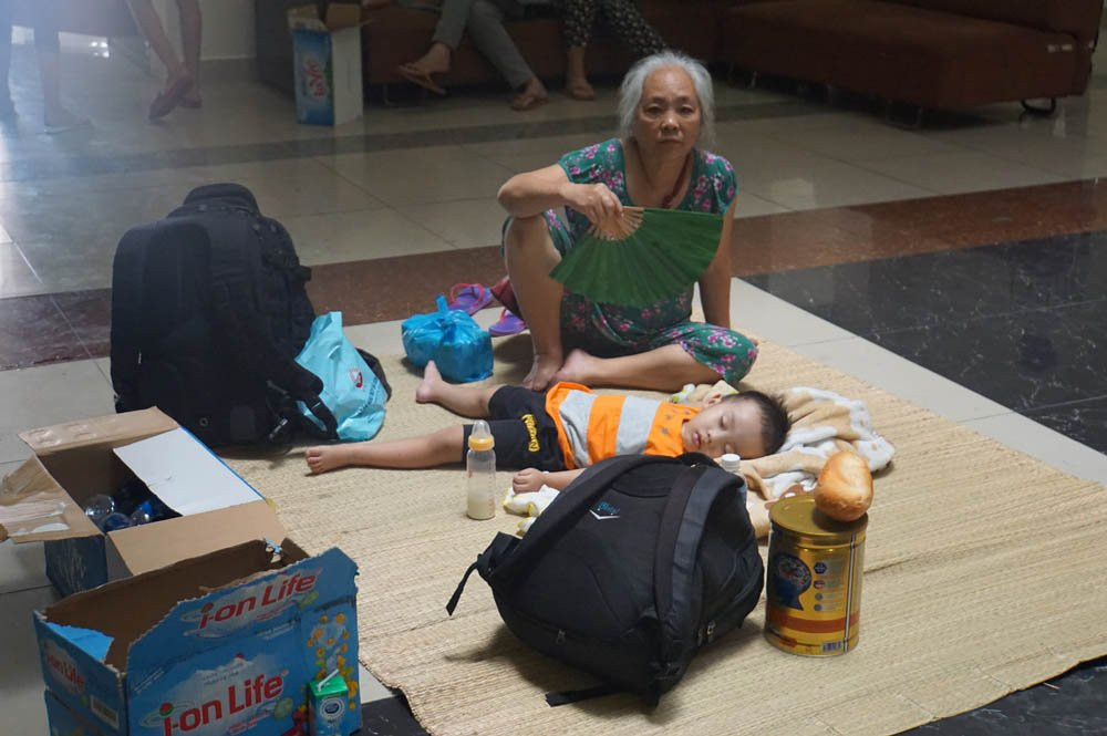 Bà Yến (62 tuổi) cho biết, bà sống cùng vợ chồng con gái và 2 cháu ở tầng 11, block B. Khi xảy ra cháy, khói cuồn cuộn bay vào căn hộ. May mắn, lực lượng cứu hỏa đến kịp thời, hướng dẫn cả nhà thoát ra ngoài an toàn. "Phía ban quản lý cho biết sẽ sắp xếp cho gia đình con gái tôi qua một chung cư mới xây bên đại lộ Võ Văn Kiệt để tá túc khoảng 1 tháng. Tuy nhiên, phải ở ghép nhiều gia đình nên vợ chồng con gái tôi quyết định đi tìm nhà nguyên căn để ở tạm", bà nói.