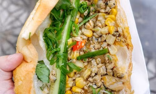 Bánh mì hến lạ miệng đốn tim nhiều thực khách. Ảnh: Foody Bánh mì hến lạ miệng đốn tim nhiều thực khách. Ảnh: Foody