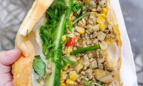 Bánh mì hến lạ miệng đốn tim nhiều thực khách. Ảnh: Foody