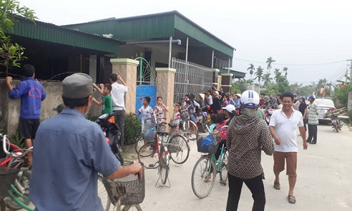 Anh C. đến nhà chị Hiền tìm vợ mới xảy ra xô xát, cãi vã khiến người dân tập trung đông - Ảnh: VĂN ĐỊNH