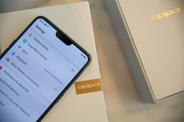 Camera trước 20MP với khẩu độ f/2.0 và được hỗ trợ bằng công nghệ trí tuệ nhân tạo có thể nhận diện 296 điểm trên khuôn mặt. AI cũng được sử dụng trên camera sau cho phép smartphone có thể nhận diện 16 cảnh khác nhau (và 120 kết hợp của các khung cảnh này) và điều chỉnh cài đặt cho phù hợp để làm cho bức ảnh của bạn trở nên đẹp hơn.