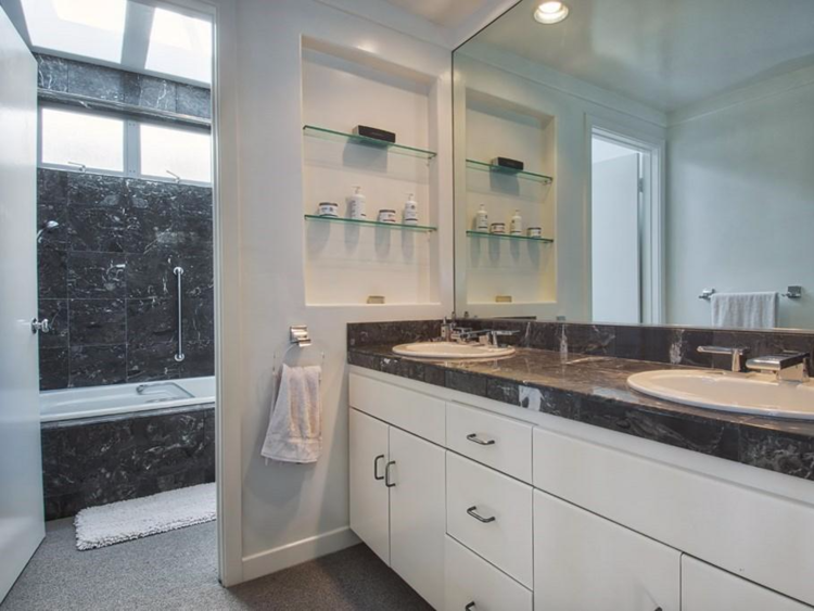 5 trong số 6 phòng ngủ đều có phòng tắm riêng.