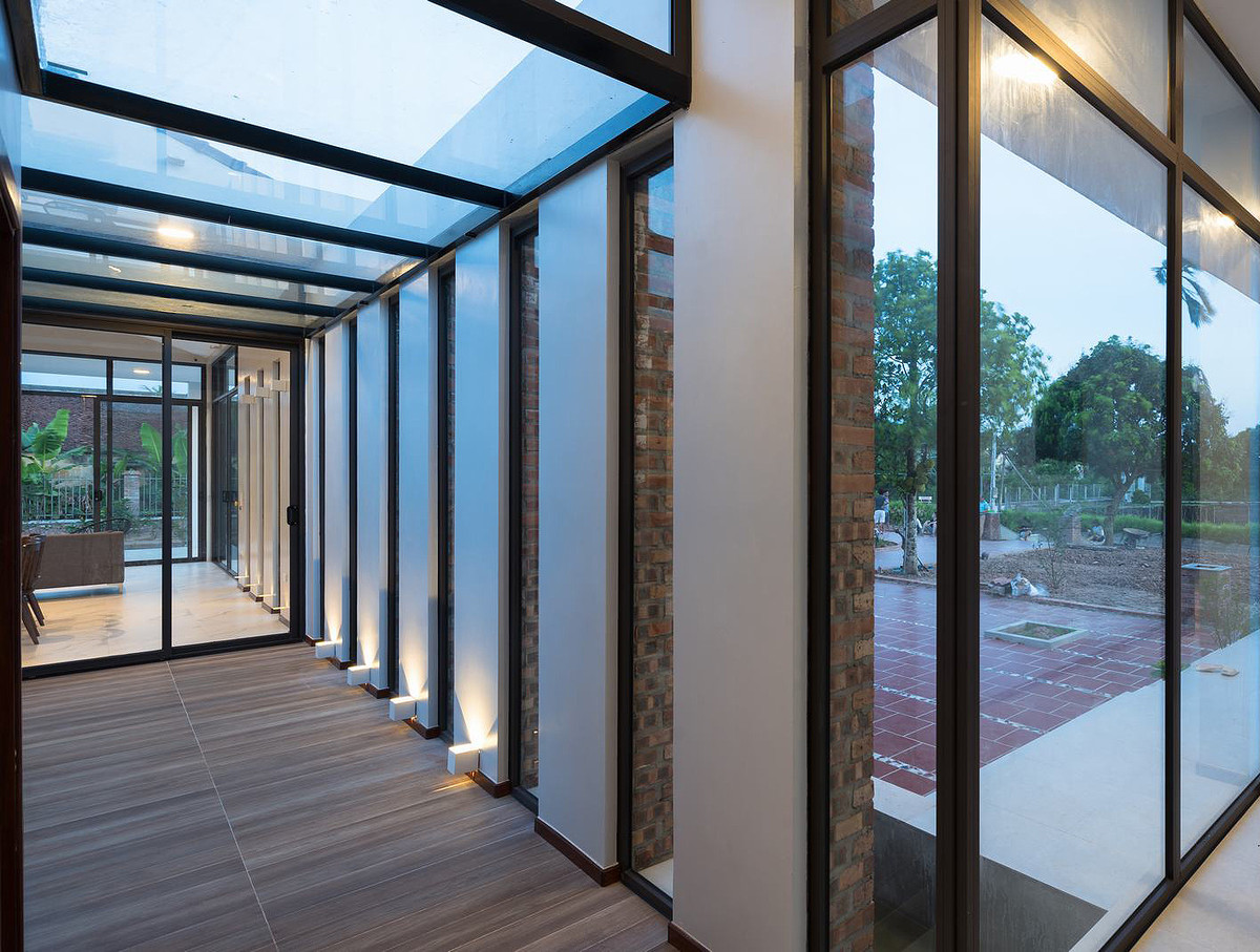 Hiên nhà tránh nắng mưa đồng thời là không gian nghỉ ngơi thư giãn. Nguồn ảnh: Triệu Chiến.